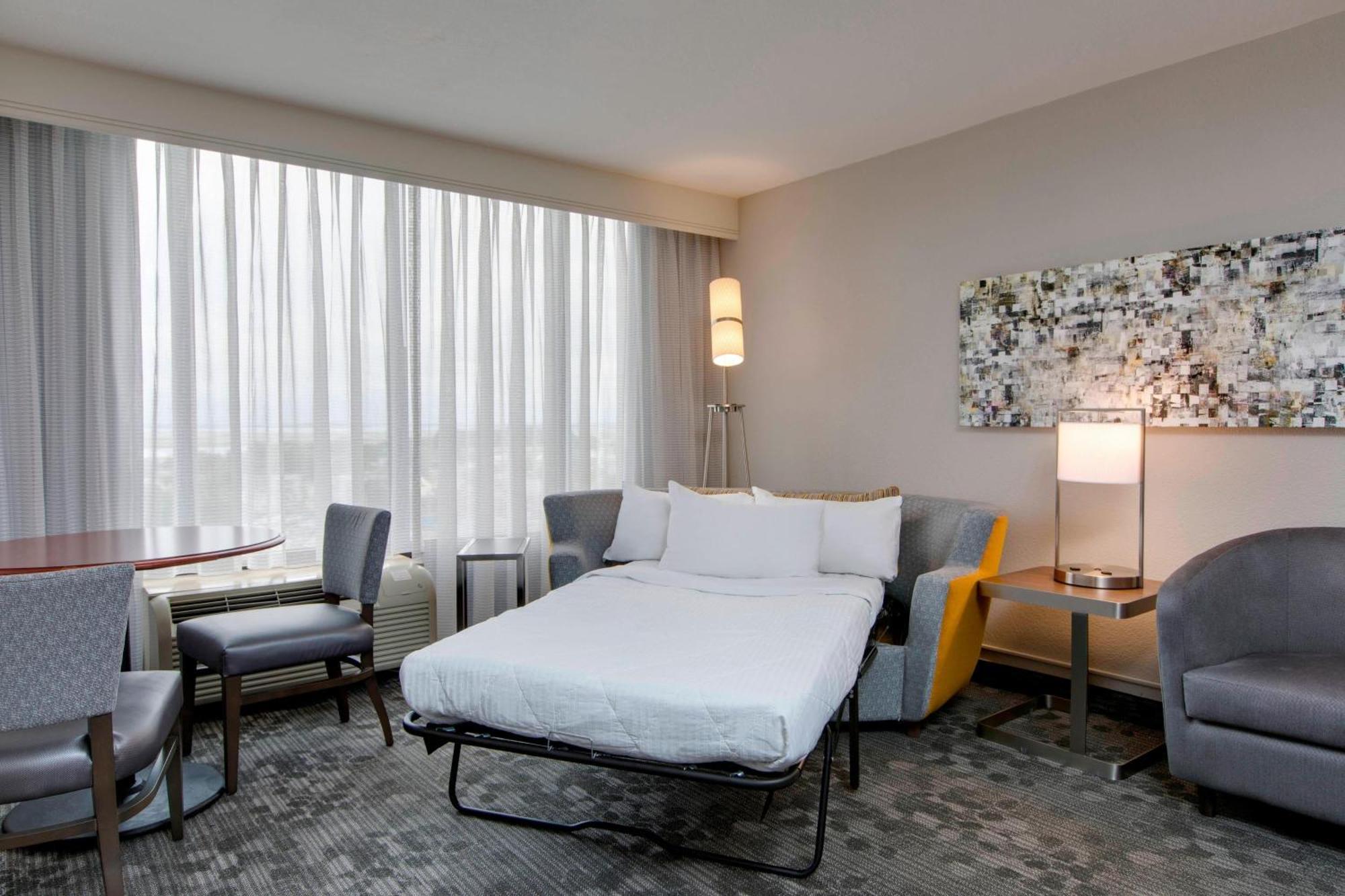 Courtyard By Marriott Boston Logan Airport Hotell Exteriör bild