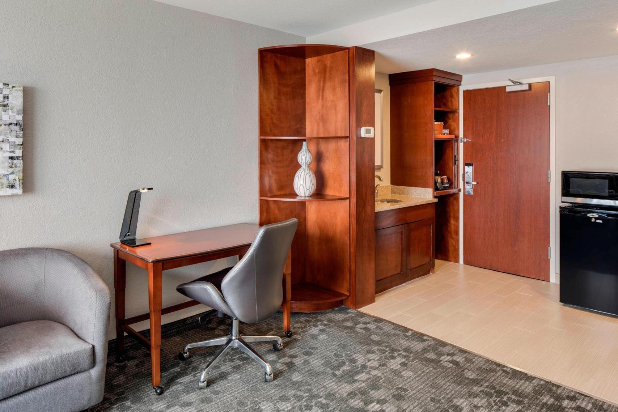 Courtyard By Marriott Boston Logan Airport Hotell Exteriör bild