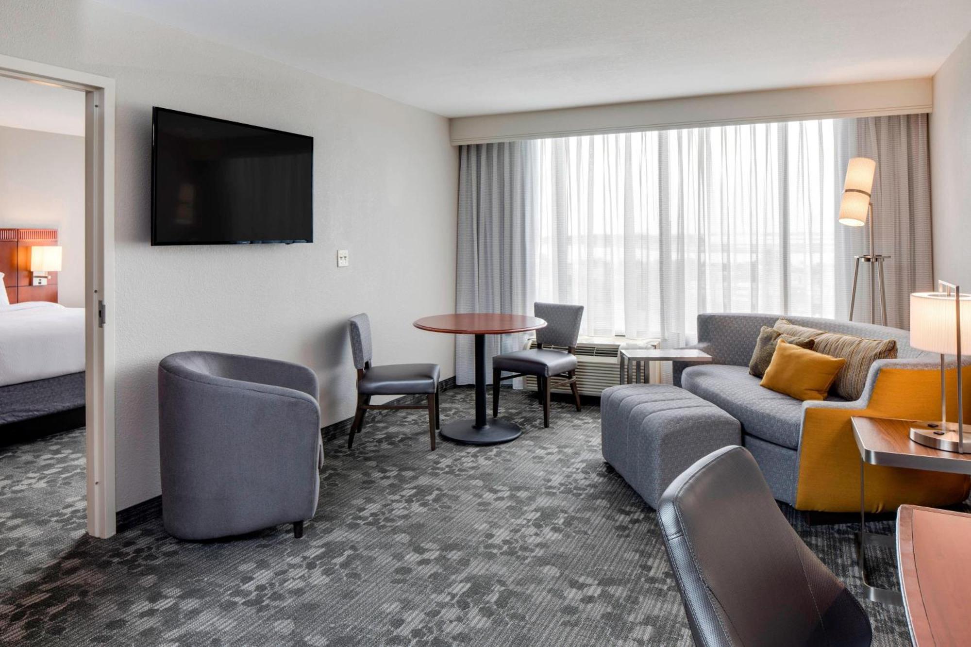 Courtyard By Marriott Boston Logan Airport Hotell Exteriör bild